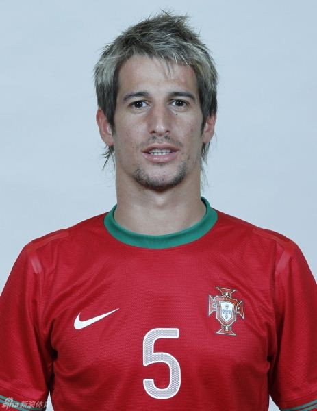 Tiền vệ Fabio Coentrao: Cầu thủ đa năng này có thể chơi ở cả vị trí hậu vệ lẫn tiền vệ phòng ngự. Một mắt xích cực kỳ quan trọng của Bồ Đào Nha.